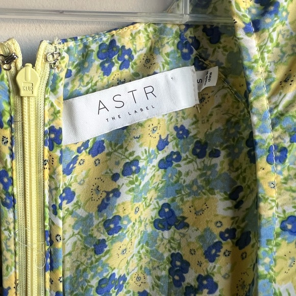 ASTR Floral Ruffle Top - Picture 4 of 4